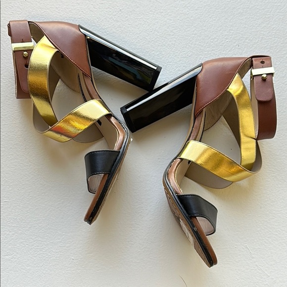 French Connection Shoes - French Connection Sz 8.5 Metallic Gold and Black Heels Strappy Sandals • RARE💋